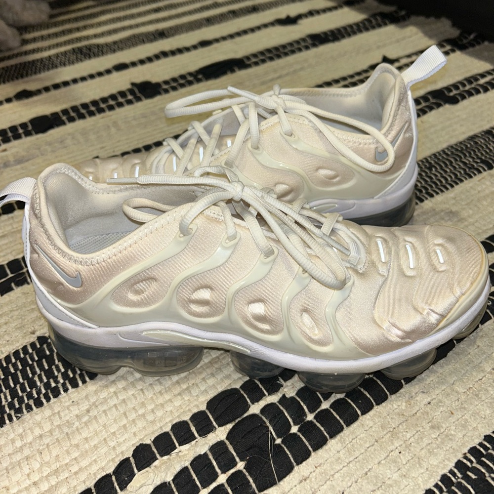 White vapor max